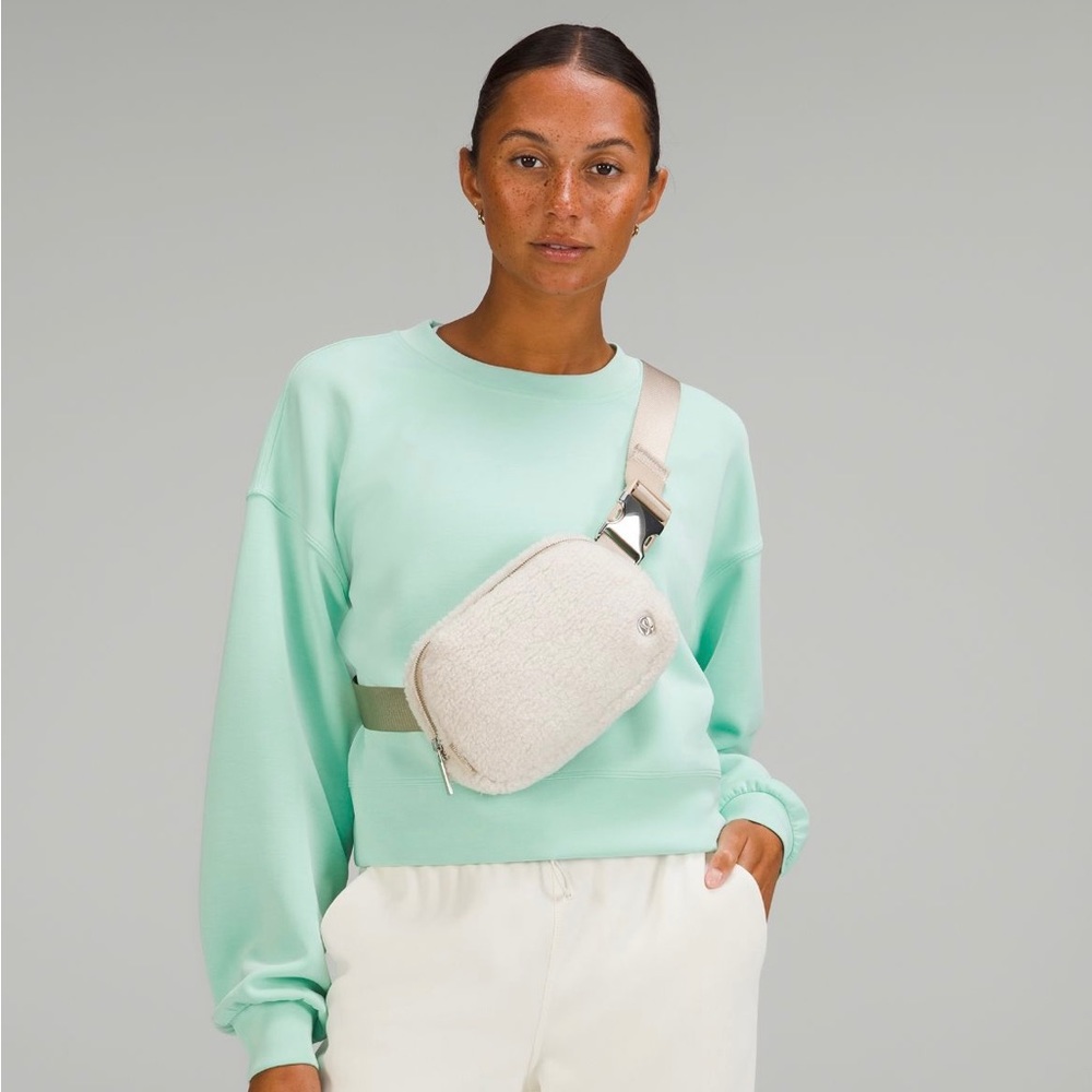Lululemon • Everywhere Belt Bag Fleece - Picture 2 of 14